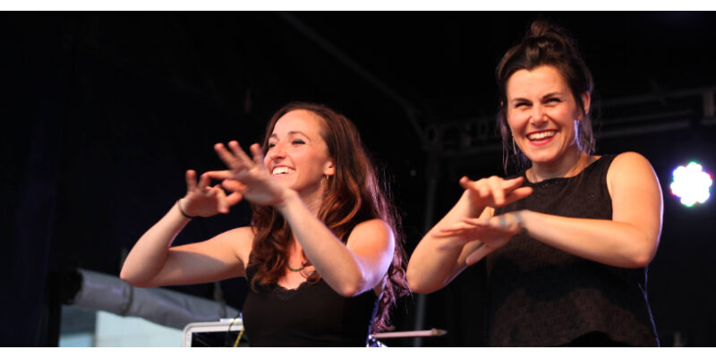 Périnne et Aurélie © 10 Doigts en Cavale chansigner