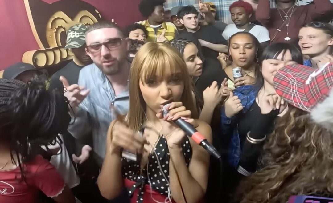 À voir : le passage survolté de PinkPantheress chez Victory Lap et NTS