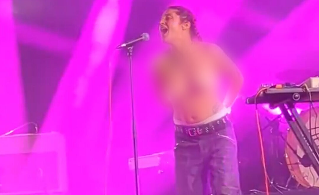 La chanteuse de Lulu Van Trapp termine son concert seins nus pour protester contre son agression