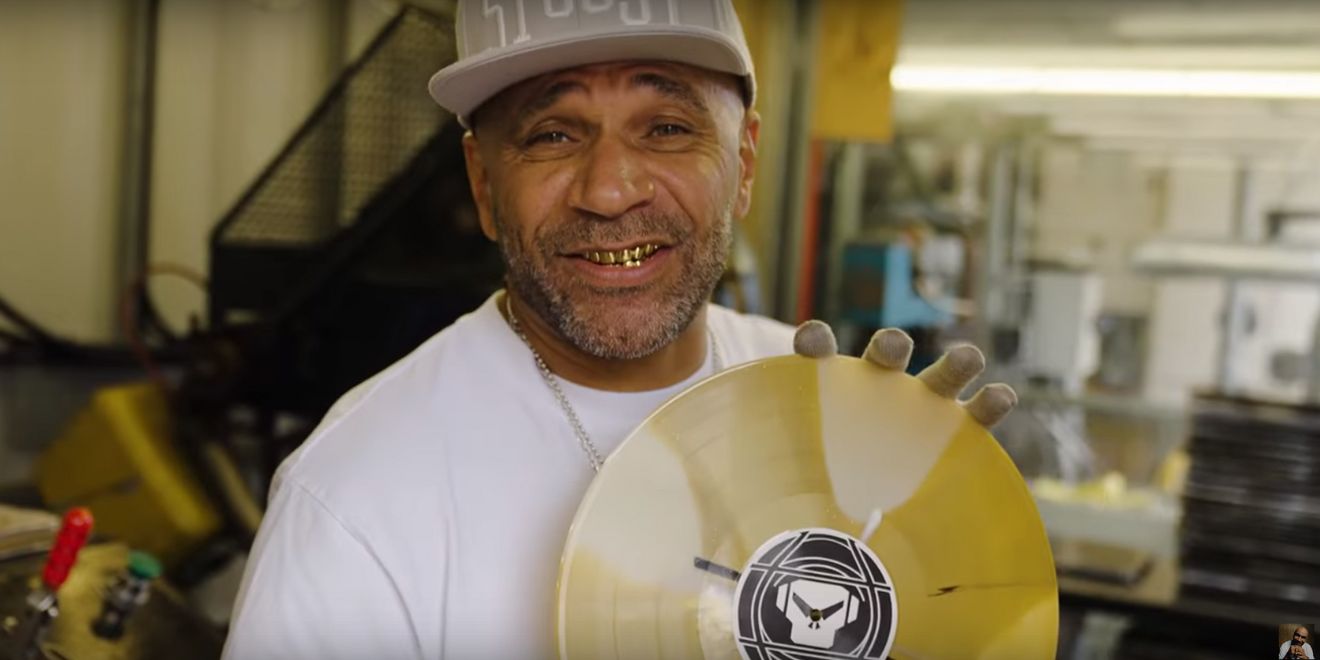 30 ans après, Goldie presse un collector de l’iconique ‘Timeless’ | À voir
