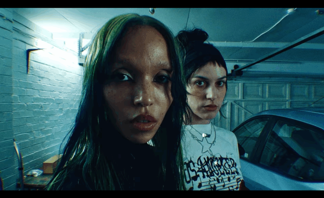 Oklou sort ‘viscus’ avec FKA Twigs et annonce « choke enough (Deluxe) »