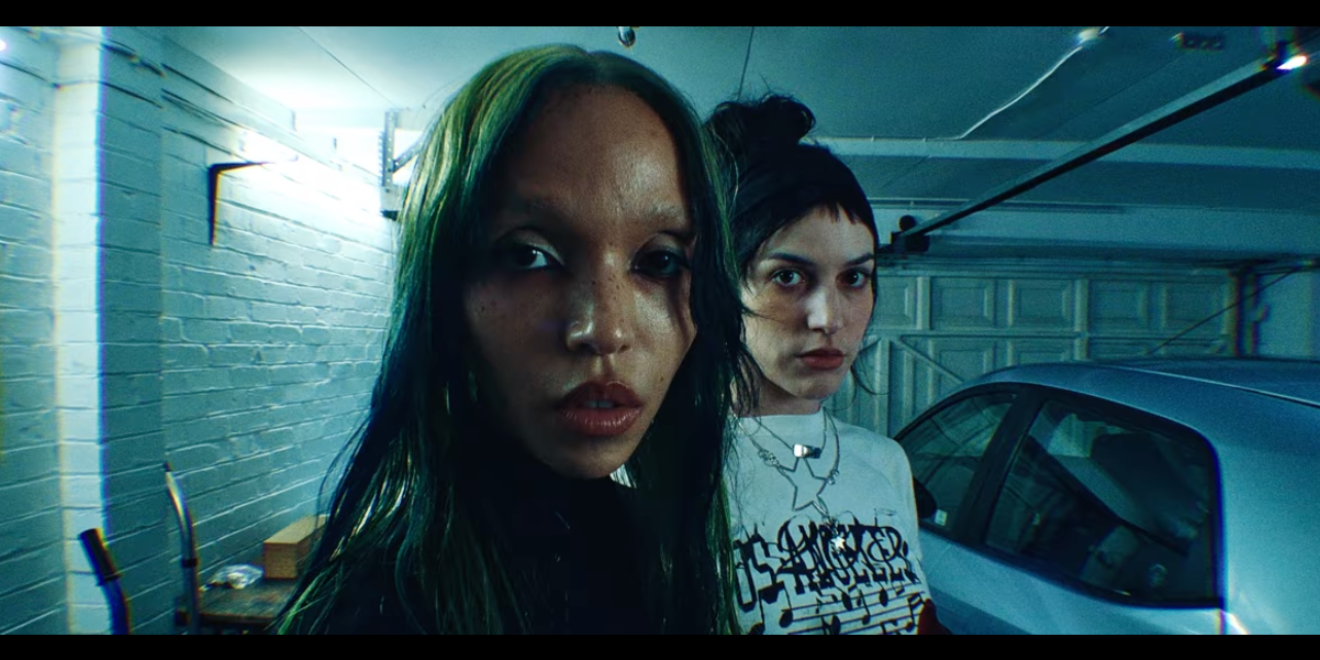Oklou sort ‘viscus’ avec FKA Twigs et annonce « choke enough (Deluxe) »