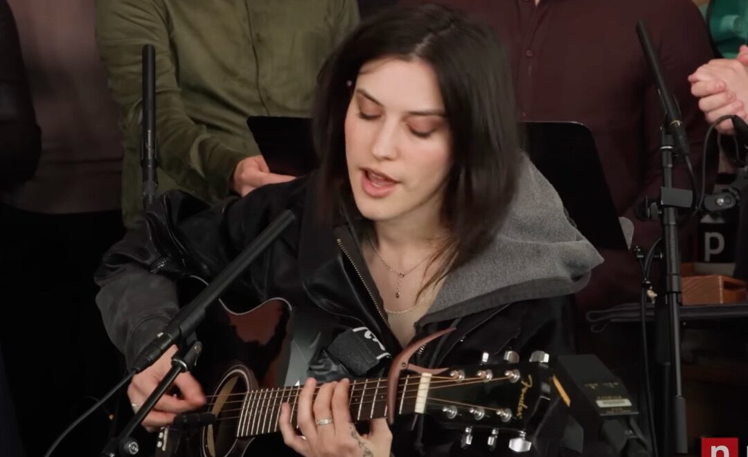 À voir : le Tiny Desk surprise d’Oklou