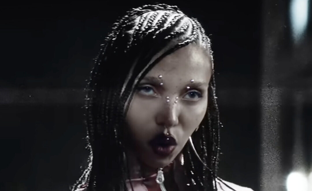 FKA Twigs sort un nouveau morceau accompagné d’un clip 
