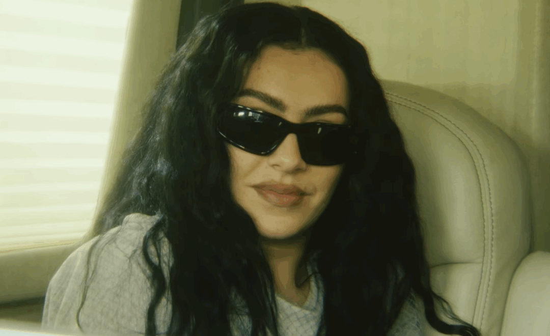Charli XCX dévoile la bande-annonce et la date de sortie de son film, « The Moment »