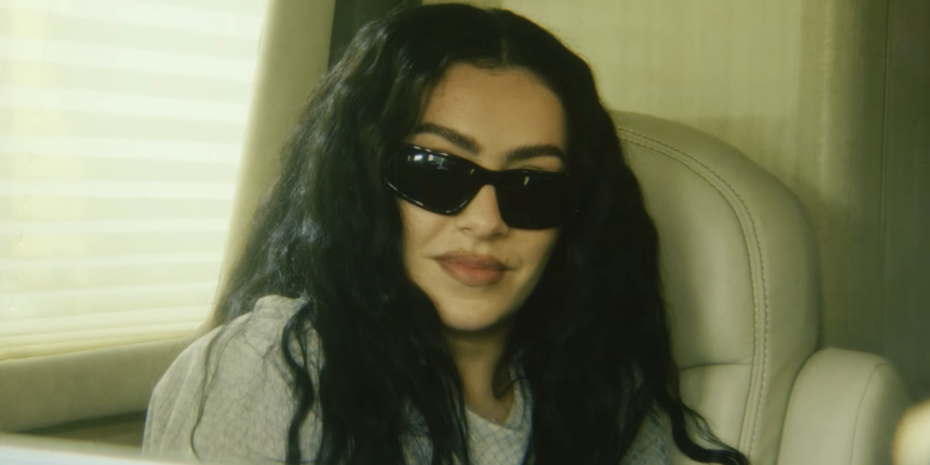 Charli XCX dévoile la bande-annonce et la date de sortie de son film, « The Moment »